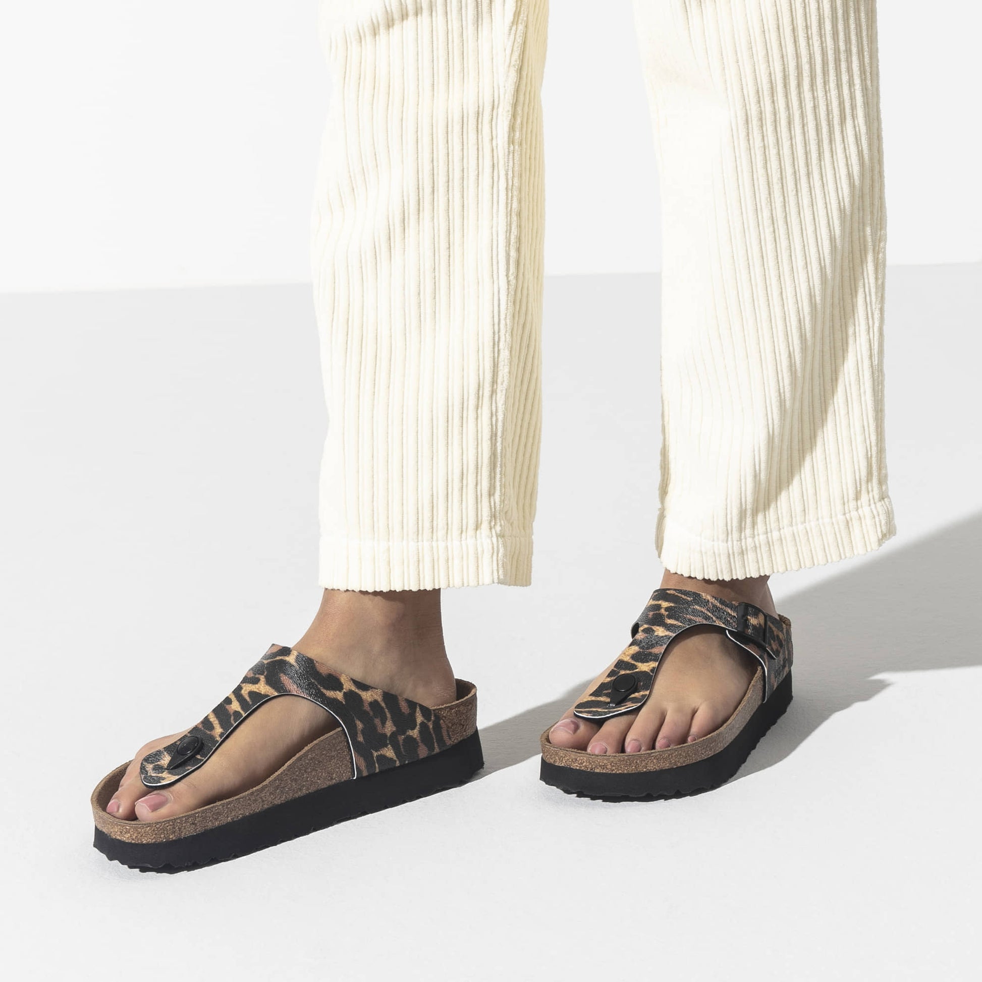 Birkenstock Gizeh Léopard Cognac – Sandales Entredoigt Embossées