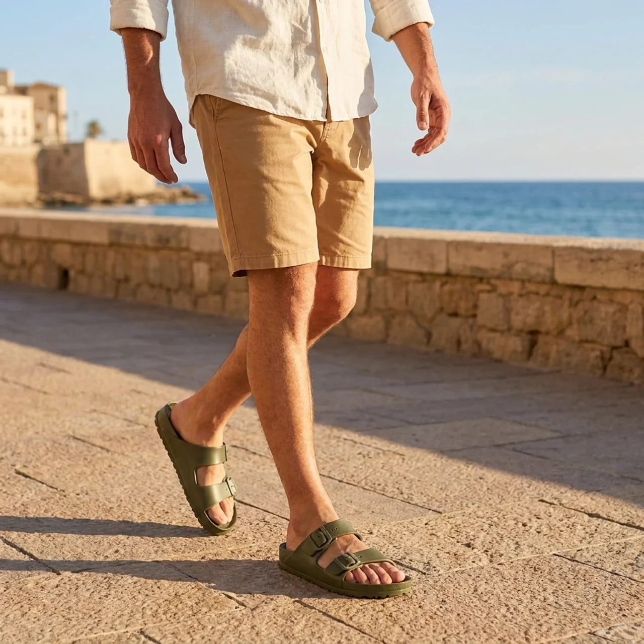 Sandales Mixtes EVA Deux Brides Kaki portées par un homme – bord de mer